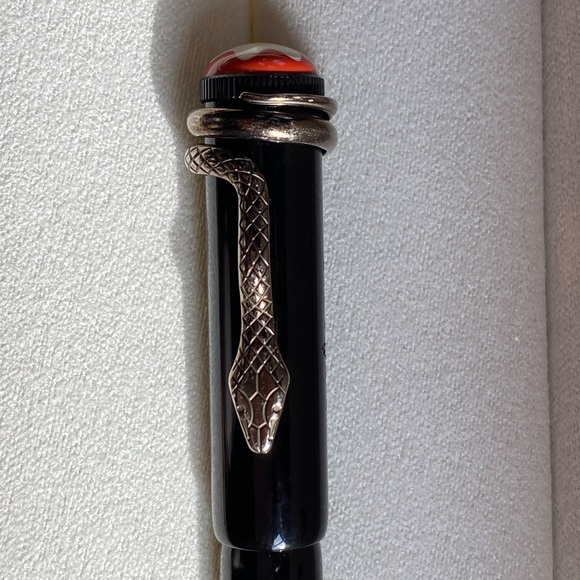 Montblanc Heritage Collection Rouge et Noir Special Edition fountain pen - Picture 4 of 9